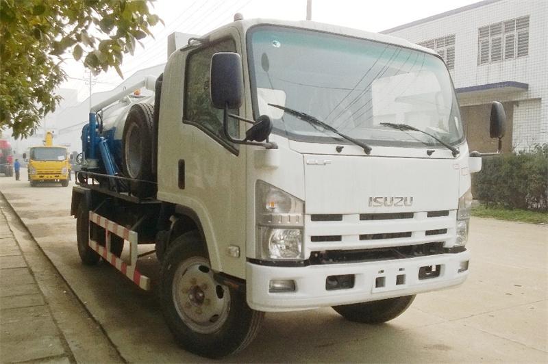 Isuzu NPR vacuum suction truck