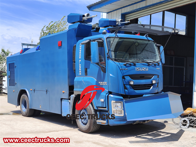 Isuzu Giga armored water cannon truck