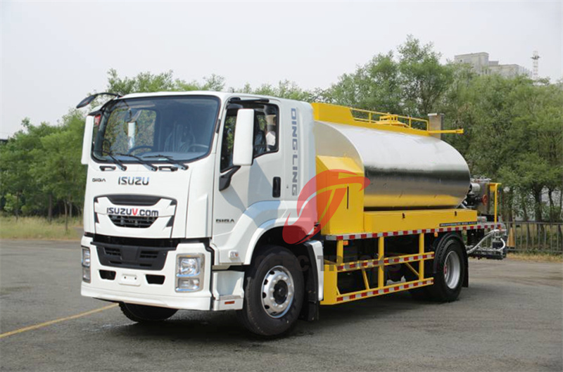 Isuzu FTR GIGA 8000L Asphalt Distributor Truck 