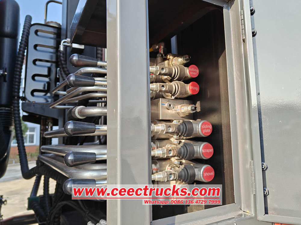 HOWO trash compactor truck