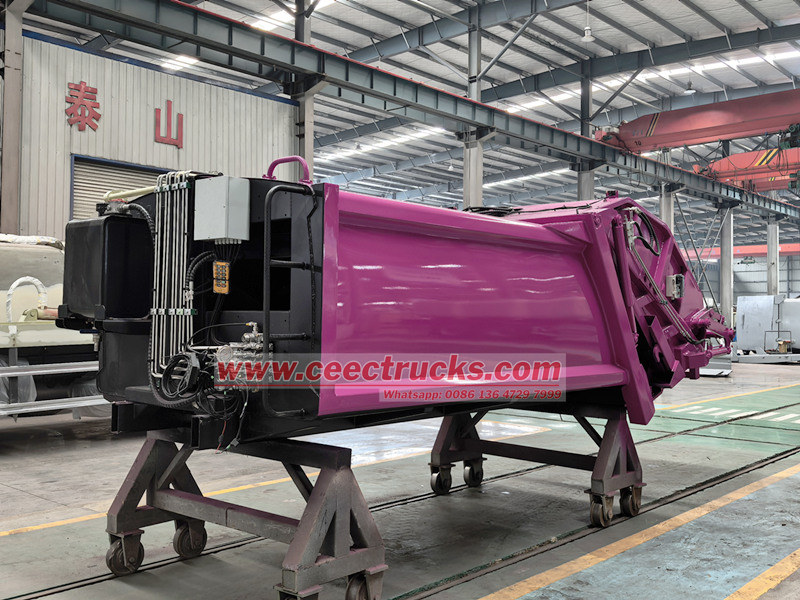 Rear loader refuse truck body
