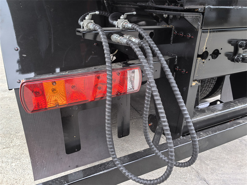 Hydraulic pipeline connector for garbage station