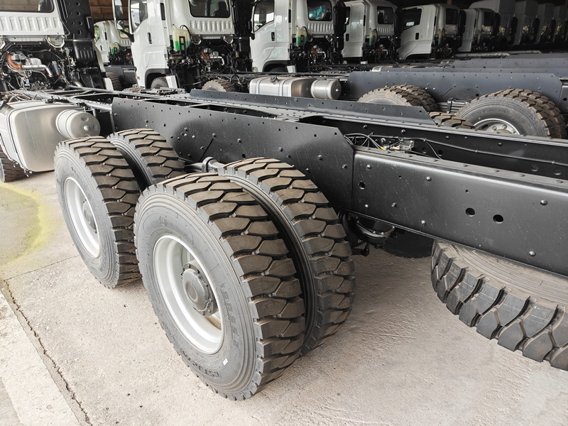Isuzu truck frame with rear double axles