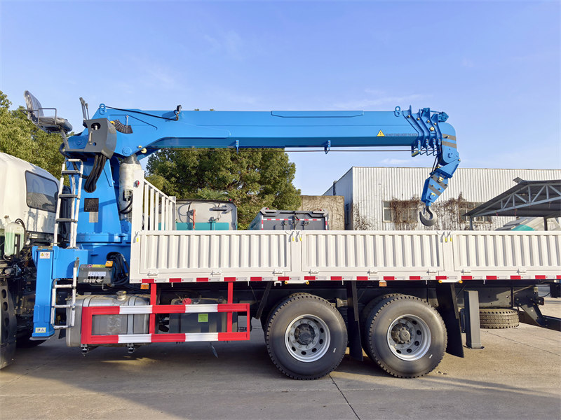 Isuzu GIGA 14tons crane boom truck