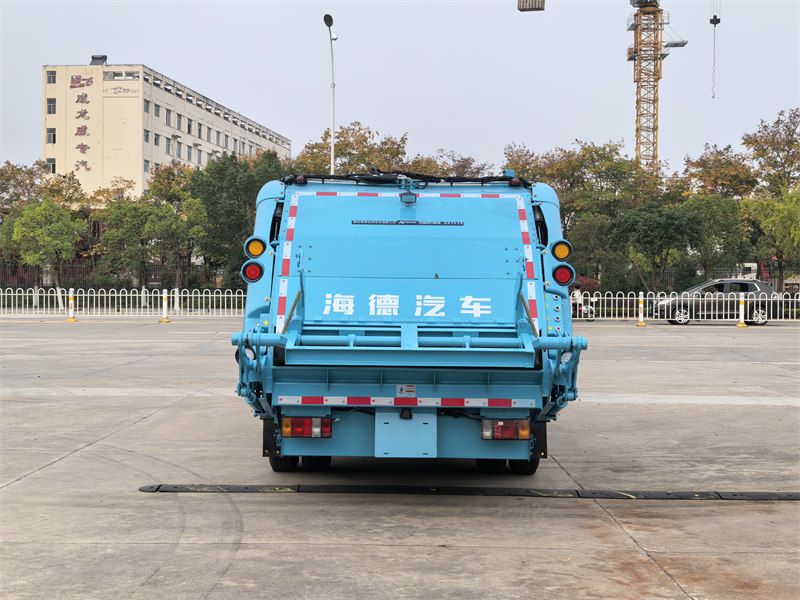 Isuzu 6cbm rear loader garbage truck