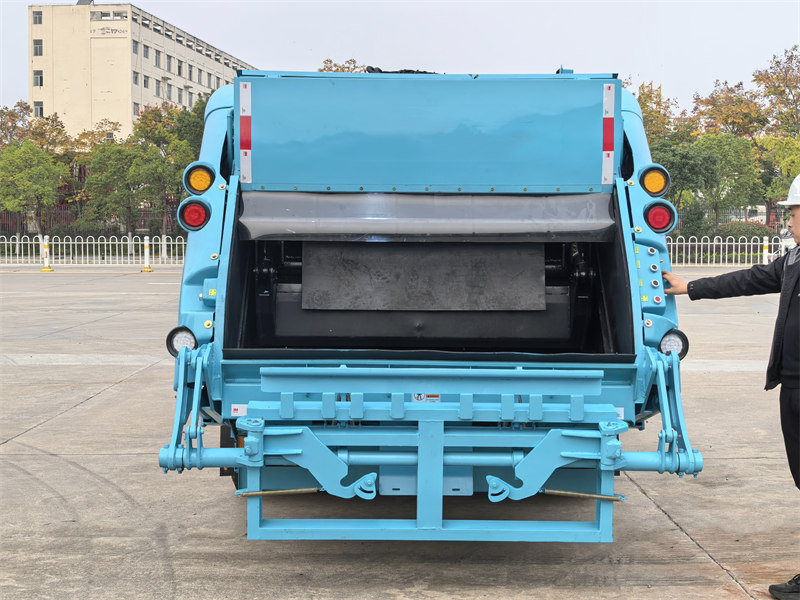 Isuzu 6cbm rear loader garbage truck