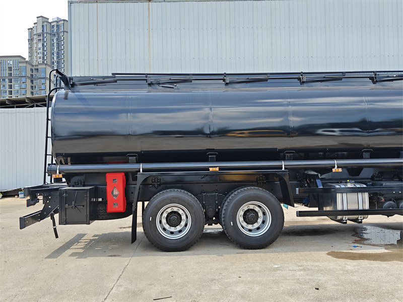 Isuzu GIGA fuel tank truck