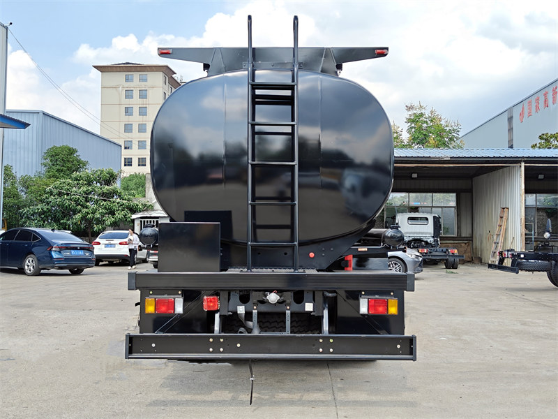 Isuzu GIGA fuel tank truck