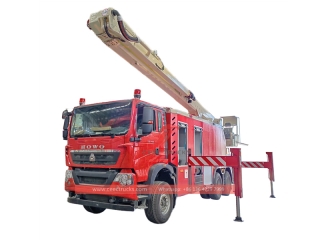 شاحنة إطفاء حرائق المياه HOWO 6 × 4 مزودة بمدفع مياه عالي الضغط 32 مترًا