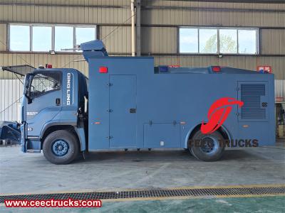 Isuzu Giga armored water cannon truck